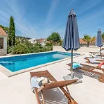 2 Pools-3 By Interhome 公寓
